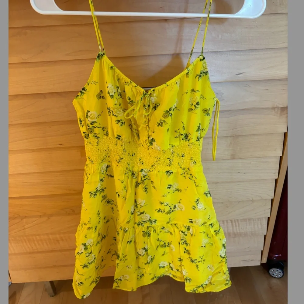 Alice + Olivia Lai smocked floral-print cotton and silk-blend voile mini dress - Picture 4 of 5